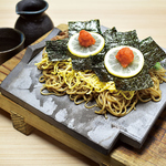 本物の瓦の上に盛られたおそば★山口県が発祥の「瓦そば」!!