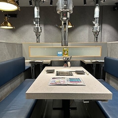 【3~6名席】 お子様連れでも安心して過ごせる、広々としたテーブル席です。 家族での食事や友人との集まりに最適◎ ゆったりとしたスペースで、大切な時間を心ゆくまで楽しもう!楽しいひとときをお過ごしください。