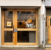 【蕨駅から徒歩3分】駅近くにひっそりと佇む"タチノミハジメ"は名前の通り「立ち飲み居酒屋」ですが、ゆっくりとお過ごしいただけるよう椅子もご用意しております。