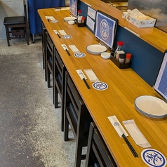 居酒屋葵は、全24席の空間です。お一人様でも気軽にお立ち寄りいただけるカウンター席をご用意しております。お仕事帰りのお食事や、晩酌などプライベートなシーンにも最適。店主自慢の馬刺しや名物の三角出し巻玉子を味わいながら、温かみのある雰囲気の中で美味しいお酒と共に贅沢な時間をゆっくりとお過ごしくださいませ