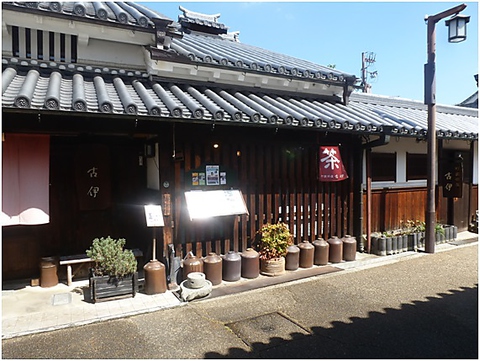 悠久の歴史を刻む江戸期の町家で、四季折々の料理とお茶を楽しむ憩いのひととき。