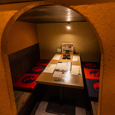 当店では、6人掛けの半個室席もご用意しております。落ち着いたお食事を楽しみたい時や接待などに適したお席です。プライベート感を大切にしながら、心ゆくまでお料理をお楽しみいただけます。特別なひとときをお過ごしいただける空間です。