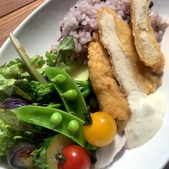 地場野菜と雑穀米のサラダごはん