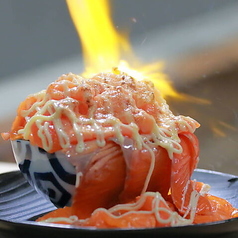 こぼれサーモン炙り丼