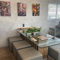 2名様席のご用意もございます。2名様でも4名様でもお気軽にご予約ください！