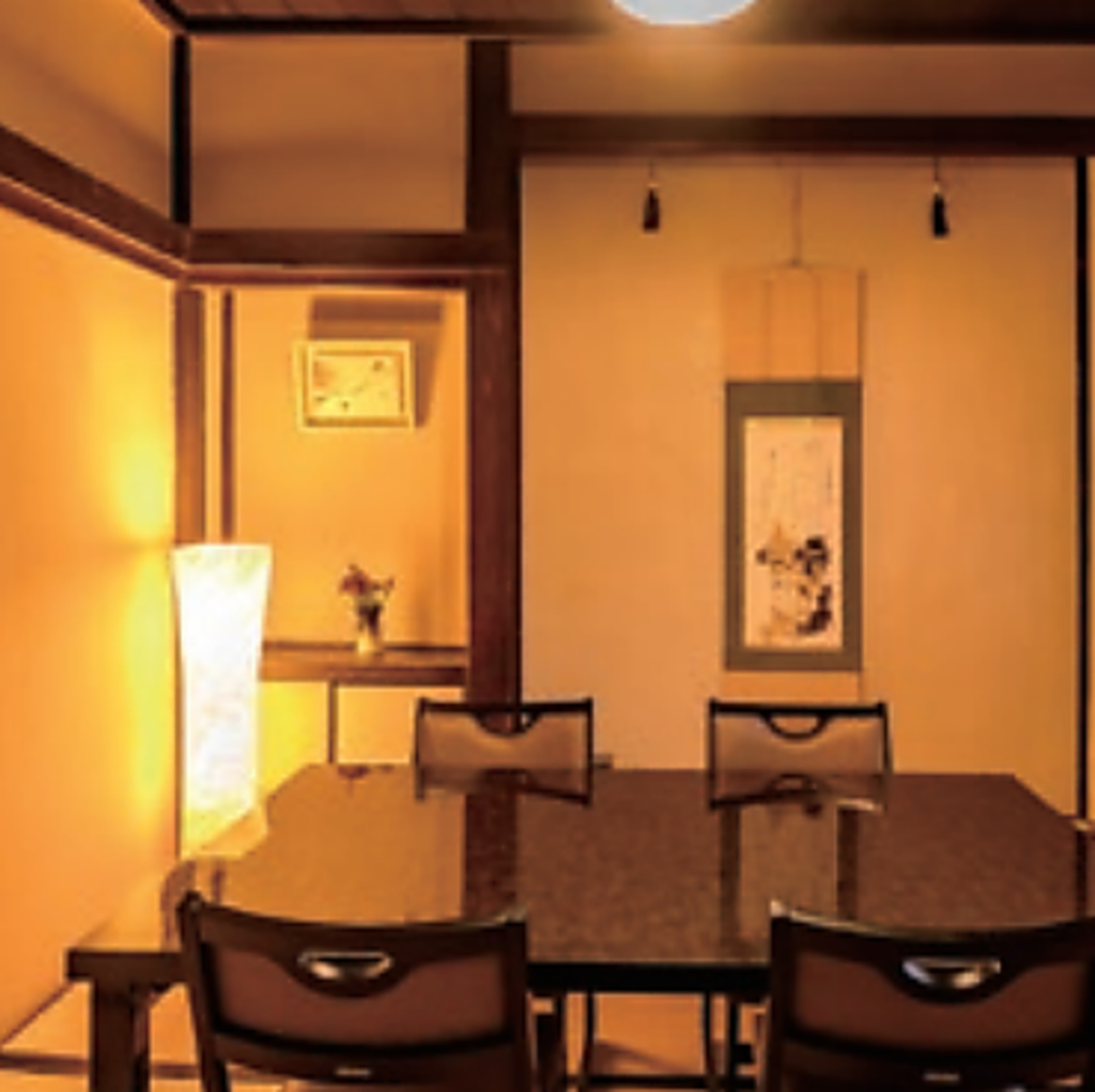 由緒ある店内で大切な方とのお食事をお楽しみください。