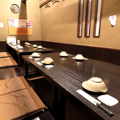 【10～20名様向け完全個室】大人数でまったり！掘りごたつタイプのお席は足をおろしてゆったりおくつろぎ頂けます！お得な飲み放題付宴会コースはリーズナブルなコースから豪華内容のコースまで様々なシーンに合わせて豊富にご用意しております。各種ご宴会に◎ご予約・ご相談もお気軽にお問い合わせくださいませ。