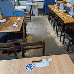 全24席をご用意する居酒屋葵は、最大24名様までご案内できる広々とした店内となっております。店内にはテーブル席のありますのでご家族でのご夕食や少人数での飲み会、会社の各種ご宴会など幅広いシーンにぴったりな空間です。店舗裏に駐車場を完備しておりますのでお車でのご来店も安心です。ご来店をお待ちしております。