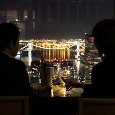 ゆったりとふたりでお話ができるテーブル席をご用意しております。東京タワーからレインボーブリッジ・お台場地区、地上２００Ｍからのネオンの輝きを二人で見れば距離感もグッと近づくこと間違いなし。全３席。 （Ｂ１～Ｂ３）