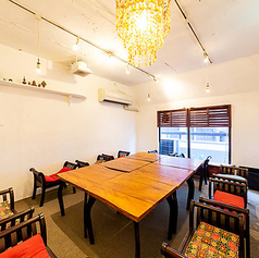 隣の部屋とカーテンで仕切るので他のお客様が目線に入らず個室感あります。７～12名様