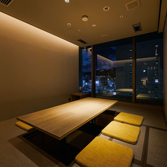 最大8名様まで入れる人気の掘りごたつの完全個室♪こちらのお席からも三宮の夜景が望めるので、夜景を眺めながら接待や会食、宴会や飲み会をお楽しみ頂けます。個室なので他のお客様を気にされることなく宴会をゆったりとお楽しみください。飲み放題付の宴会コースは6000円～ご用意がございます。