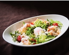 生ハムと半熟玉子のシーザーサラダ