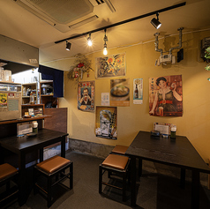 【テーブル席　5～10名様　連結OK】温かみのあるレトロな内装の店内に、テーブル席もご用意。席を繋げることで5～10名様の大人数にも対応できます。