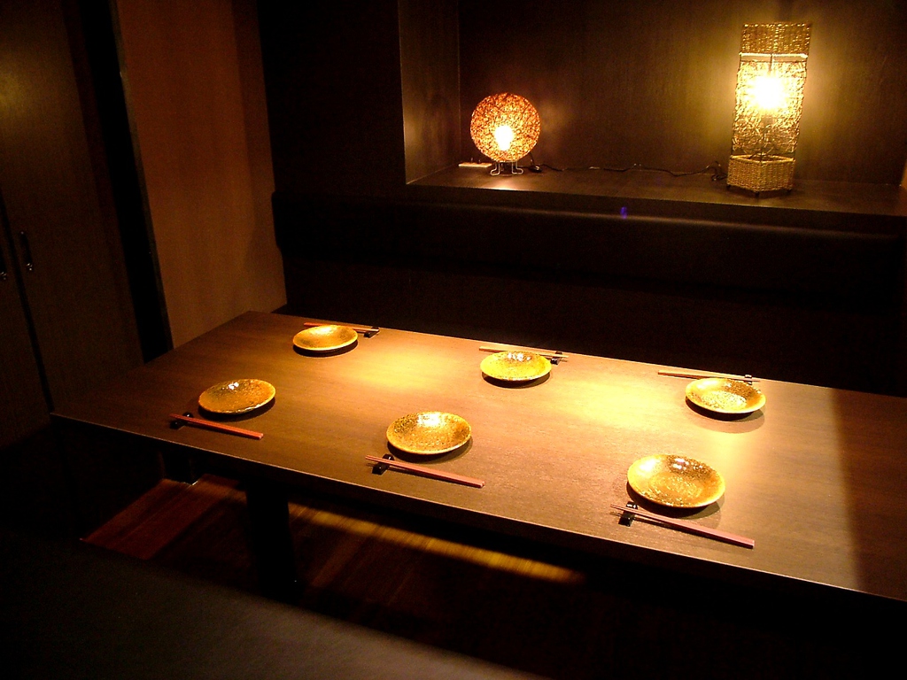 ゆったり楽しめる掘りごたつ個室など全15室を完備！最大70名様までの団体OK！