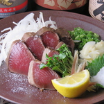 藁の香りとほのかに暖かいかつおの塩タタキが【笑酒場いっけん】の看板メニュー！ぜひご賞味下さい☆
