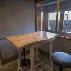 【サク飲みにちょうどいい◎ 4名様スタンディング席】お仕事帰りにふらっと立ち寄れる立ち呑みスペースもあります！気軽に楽しめるお酒とおつまみをご用意し、お仕事の疲れを癒すひとときをご提供いたします！カジュアルな雰囲気の中で、気軽にお楽しみください！※お席のご用意・移動も可能です◎