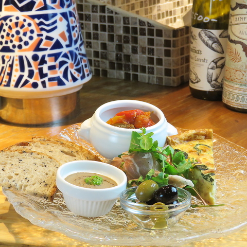 デート・記念日などに最適の洋風おばんざいが愉しめる♪生牡蠣盛り合わせもおすすめ！