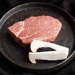 厳選した黒毛和牛だから出るこのきめ細やかできれいなサシは旨味の象徴！