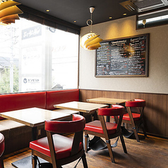 【大切な方とゆっくり過ごす◎落ち着きのあるペア席】お二人だけの時間を大切にしたい記念日やデートに最適なお席です。洗練された内装が、お食事の時間をより一層ロマンチックに演出してくれます♪1～2名様から3～4名様でのご利用が可能です。