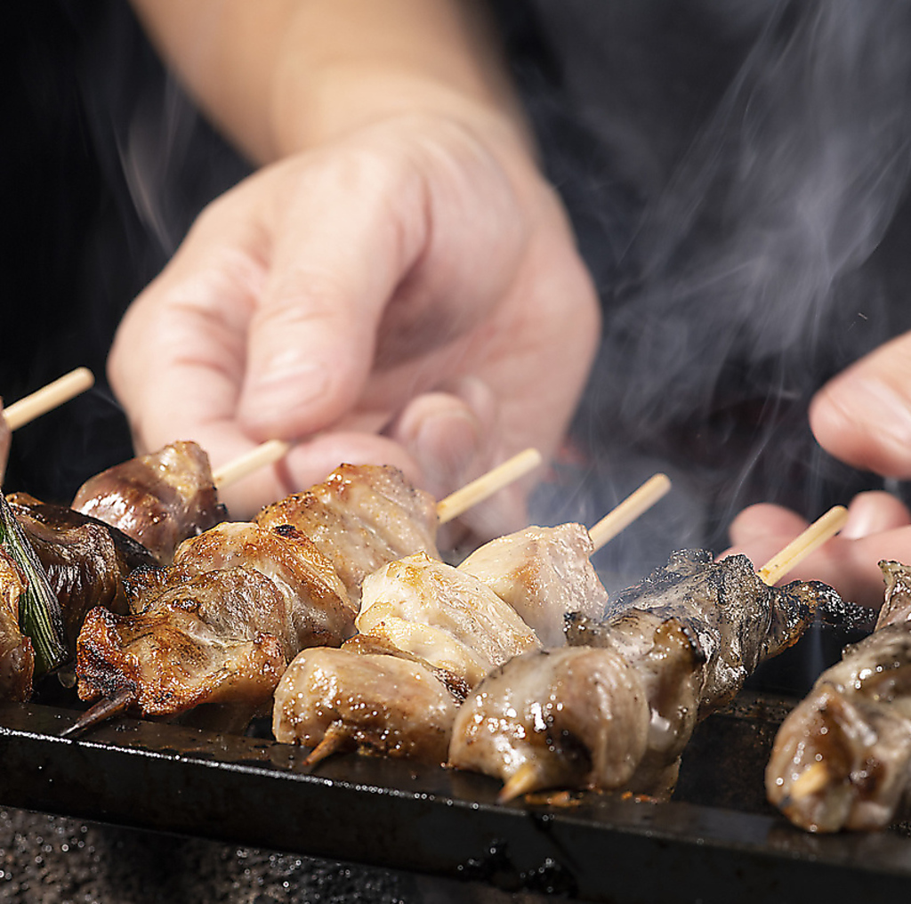 仕事帰りのサク飲みやご宴会に最適な焼き鳥専門店の”華鳥”1本132円～とリーズナブル♪