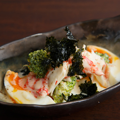 半熟煮卵とカニカマのウニマヨソース