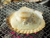 炭焼きした肉や貝類をフレンチソースで食べる新感覚BBQ