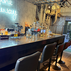 会話を楽しむのに最適なカウンター席♪友人やスタッフとの温かな交流を楽しむことで、リラックスしたひとときをお過ごしいただけます◎おしゃれな空間で、心地よい会話が弾むひとときをぜひご堪能ください。