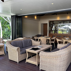 店内とテラスを結ぶ2席限定ソファー席。最大8名様席までコネクティング可能です。