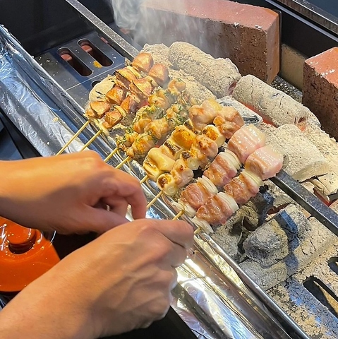 アットホームな店内で気さくな店主が焼き上げる焼き鳥に舌鼓☆