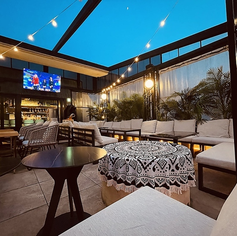 夜空が見えるルーフトップダイニングRoop