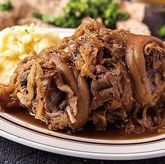 豚の骨付きすめ肉のビール煮込み