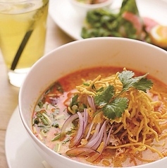 揚げ麺のせココナッツカレーヌードル