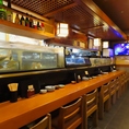お一人様でもお気軽にご来店いただける様、カウンター席をご用意しております。お隣との距離も程よく取っておりますので、ごゆっくりとお過ごしいただけます