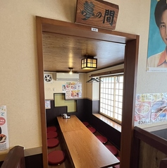 【夢の間】隠れ家のような完全個室。少人数でのお祝いや大事な席に。廊下の奥にひっそりと佇む完全個室「夢の間」。和の趣を感じる落ち着いた空間は、まるで隠れ家のよう。記念日や誕生日のお祝い、大事な接待など、プライベートを重視したいシーンにおすすめです。周りを気にせず特別な時間をお過ごしいただけます。