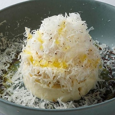 燻製チーズのポテトサラダ　半熟卵とたっぷりチーズかけ