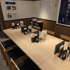 同僚やご友人とのランチやディナーに最適なテーブル席です。和の趣あふれる落ち着いた空間で、会話も弾む楽しいお食事の時間をお過ごしいただけます。