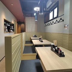 厳選された食材を使った中華料理が楽しめるこのお店は、明るい店内で開放感があり、心地よい雰囲気です。温もりのある木製テーブルで、ゆったりとした時間を過ごしながら美味しい料理をご堪能ください。貸切は16名様から可能で、会社の宴会や二次会にもぴったりです。家族や大切な仲間と特別なひとときをお楽しみください。