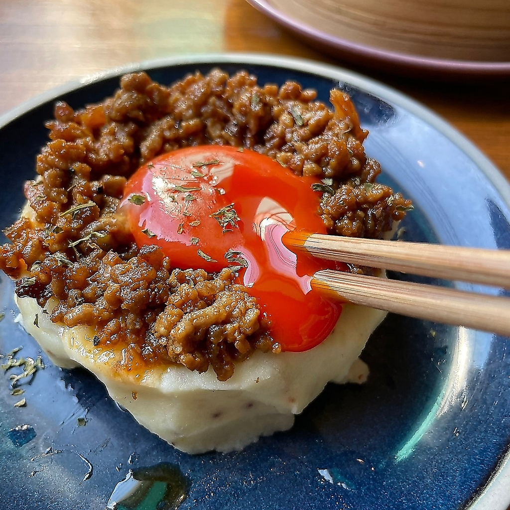 特製そぼろと濃厚卵黄が絡むポテトサラダは絶品です！隠れ家的な空間で、仕事終わりの一杯をどうぞ。