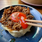 特製そぼろと濃厚卵黄が絡むポテトサラダは絶品です！隠れ家的な空間で、仕事終わりの一杯をどうぞ。