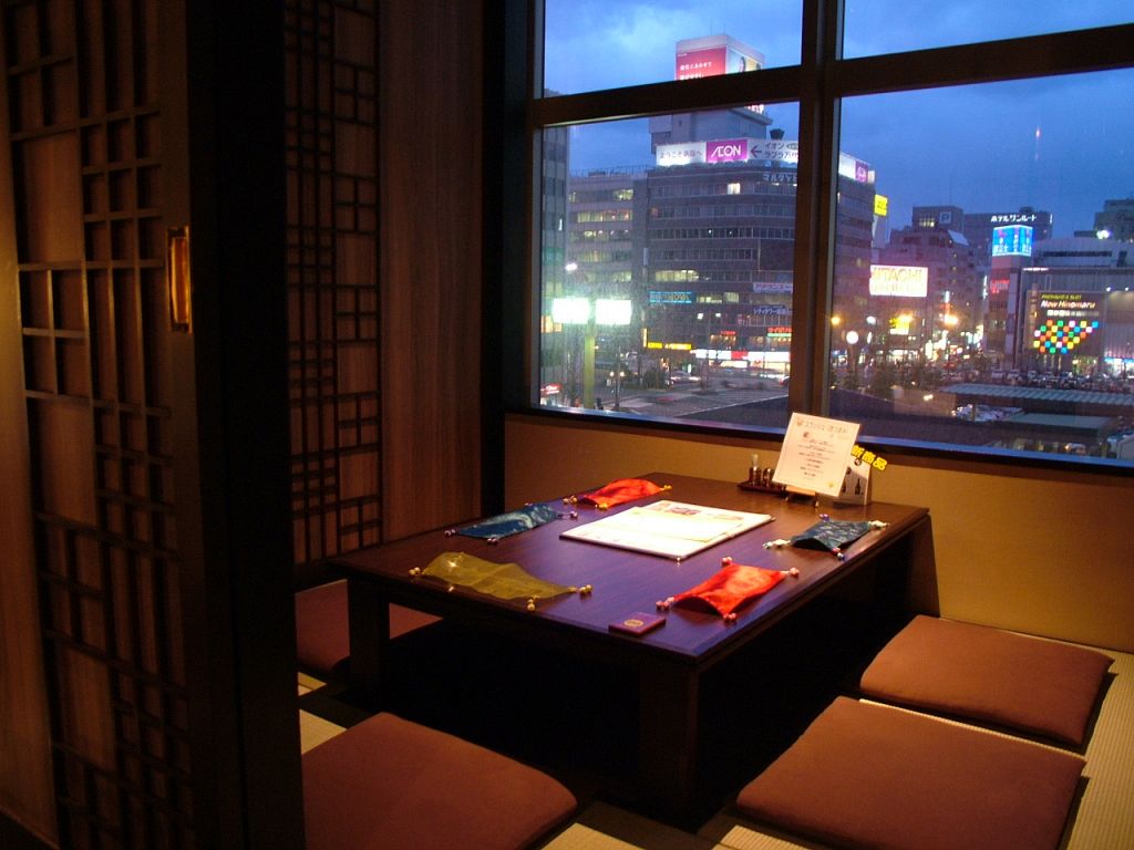 夜景の見える贅沢空間…お洒落に本格韓国料理を楽しめます。個室が充実