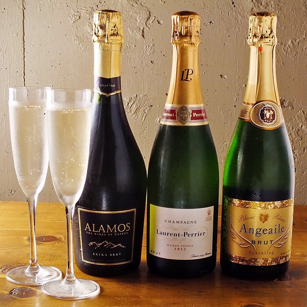 ディプント自慢のワインで乾杯♪様々な種類のお酒をご用意しております。