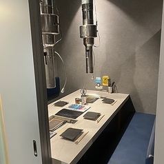 【6~8名席】大人数でも楽しめるプライベート空間。友人や仲間と過ごす特別なひとときにぴったりの場所♪ 扉付きの半個室で、周囲を気にせず盛り上がれるのが魅力◎ テーブル席は広々としていて、リラックスしながら食事を楽しめる!※扉付きの個室を ご希望の方はご連絡下さい