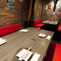 【半個室】落ち着いた雰囲気が魅力の4~5名様用テーブル席ご用意しております。程よく仕切られているため周囲に気兼ねなく美味しいお酒とお料理を満喫していただけます。ご家族での団らんや少人数のグループ利用に幅広く重宝する使い勝手抜群のお席です☆