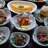 八戸ならではの大トロ〆鯖や創作系のガリしそ〆鯖・炙り〆鯖の3種盛りは地元のお客様にも人気です。その他炭火で焼く焼き魚、鉄板肉料理は県産の牛や豚・鶏を使用しご飯にもお酒にも◎店主自慢の創作料理でおもてなしいたします！