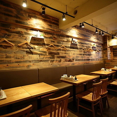 スタイリッシュなデザインに包まれたこのお店は、家族や大切な人との楽しい会話にぴったりです。活気あふれる雰囲気の中で、思い出に残る時間を過ごせます。4名席のテーブルは自由に組み合わせられ、仲間との距離感を調整できるのがポイントです。広々とした席が、落ち着いて楽しむのに最適な環境を提供します。