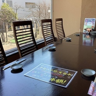 日中の宴会も歓迎する明るい店内