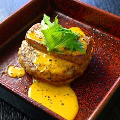 ふっくら濃厚ハンバーグを贅沢に！とろけるソースと肉汁が絡み合う至高の一皿の写真