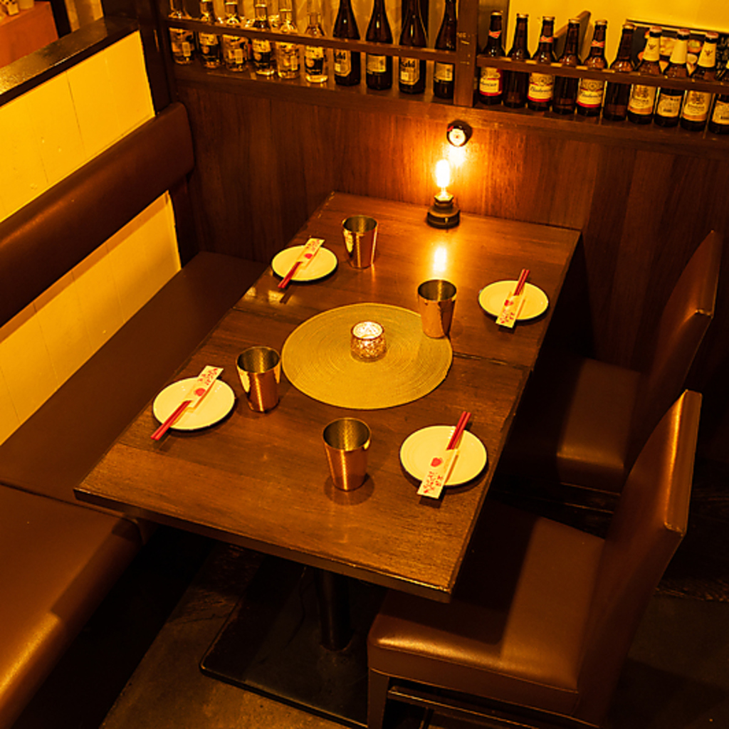 新宿駅近くにありながら、都会の喧騒を忘れる隠れ家のような店内…