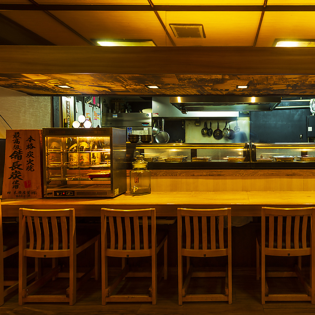 おひとり様やカップル、気の合うお仲間とゆっくり飲める人気のカウンター席をご用意しております。