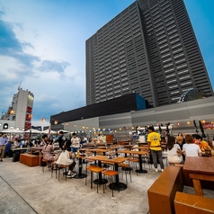 新宿の壮大な夜景を背景に、仕事の成功を祝う会社のイベントや、忘新年会、大切な記念日など、様々な集まりに最適です。